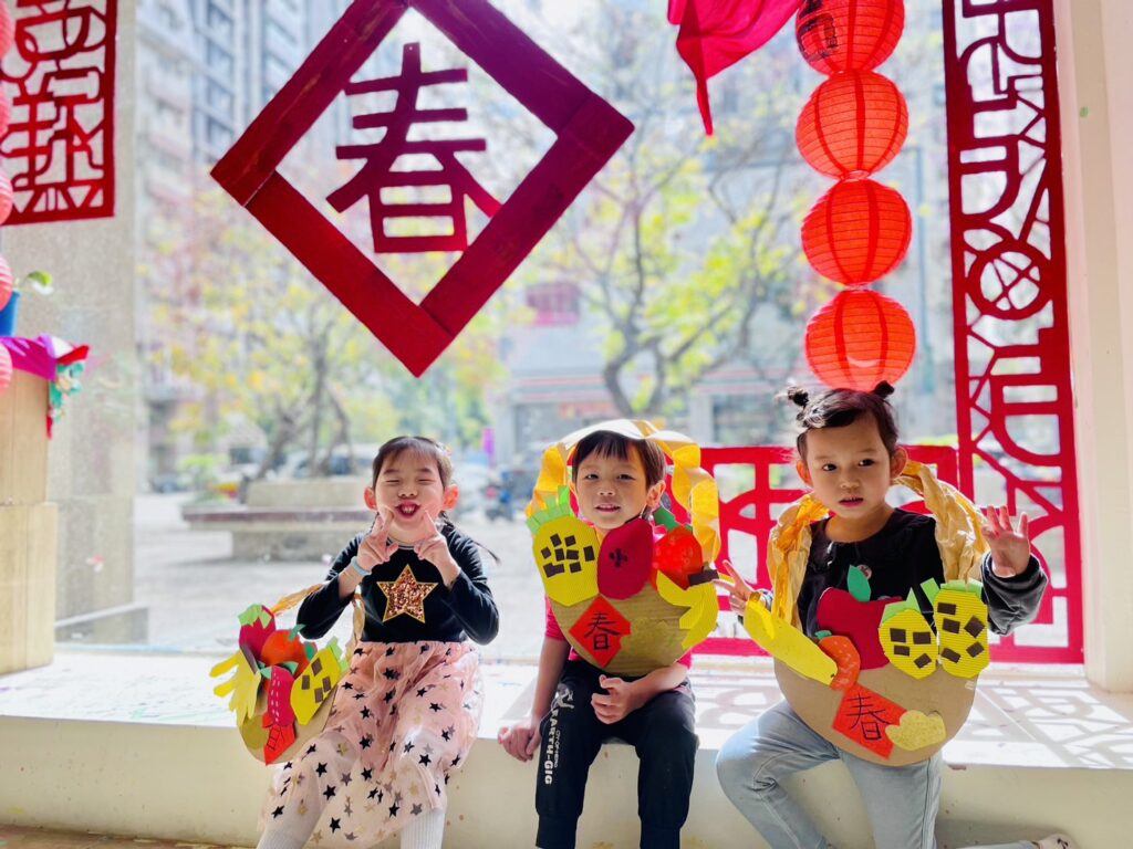 【美勞DIY】10個簡單、安全又好玩的幼兒簡易美勞點子,提升專注力與創造力! art-and-craft-diy窗花貼