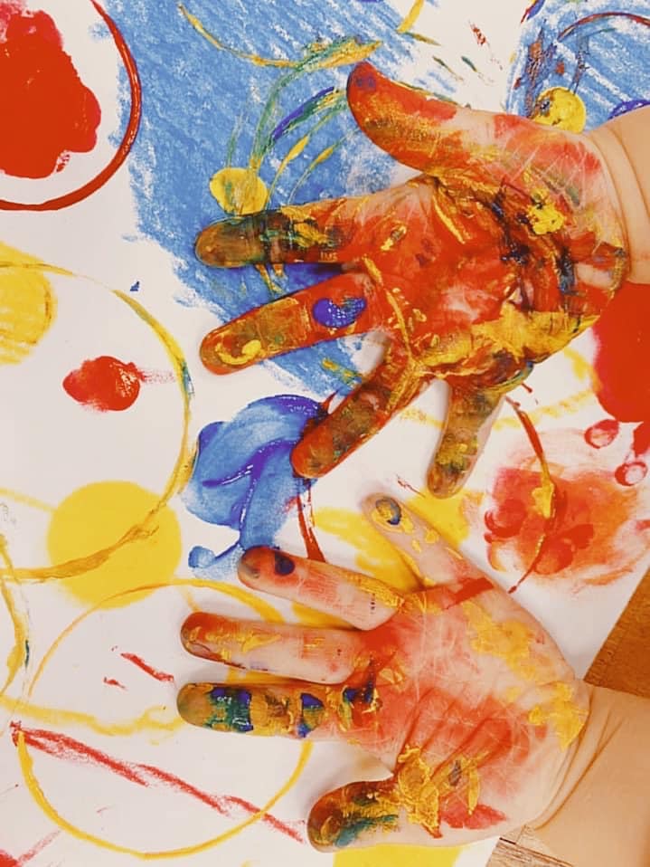 【美勞DIY】10個簡單、安全又好玩的幼兒簡易美勞點子,提升專注力與創造力! art-and-craft-diy手印畫